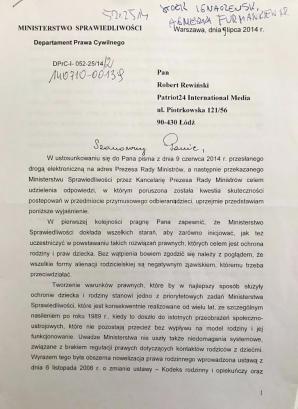 [VIDEO] Pozew o 50 000 000 zł przeciwko polskiemu systemowi Wymiaru Sprawiedliwości złożył dziś w Warszawie ojciec, który mając pełnię władzy rodzicielskiej, został przez „niezależnego i niezawisłego sędziego” pozbawiony kontaktu z dzieckiem!
